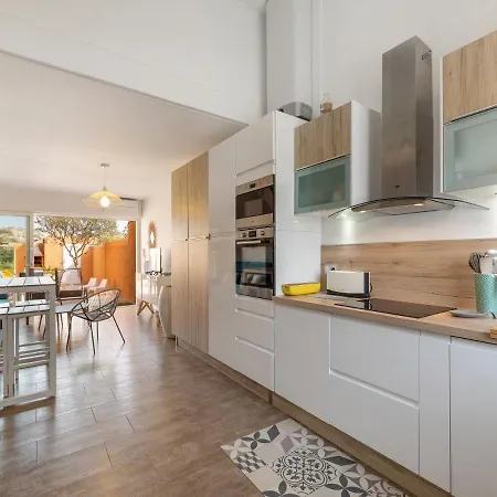 2 Bedroom Home For 6 *